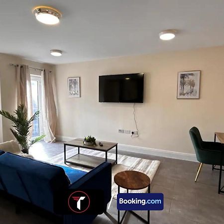 Stylish 2 Bedroom Flat By Tara Stays Short Lets & Serviced Accommodation Watford With Free Parking & Nearby Warner Studios Zewnętrze zdjęcie